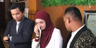 Setelah melalui proses panjang sejak Mei 2023 lalu, akhirnya Inara Rusli resmi cerai dengan Virgoun. Jumat, (10/11/2023) majelis hakim mengabulkan gugatan cerai Inara. Air mata Inara hingga sujud syukur. [Foto: KapanLagi.com/Adi Abbas Nugroho]