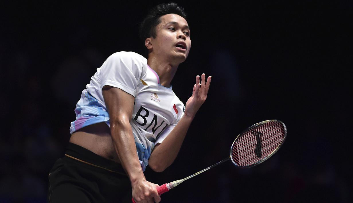 Pebulu tangkis tunggal putra Indonesia, Anthony Sinisuka Ginting melepaskan smes ke arah lawannya sesama wakil Indonesia, Jonatan Christie pada laga final tunggal putra kejuaraan bulu tangkis All England 2024 di Utilita Arena, Birmingham, Inggris (17/3/2024) malam WIB. Anthony Ginting kalah dua gim langsung (15-21, 14-21). (AP Photo/Rui Vieira)