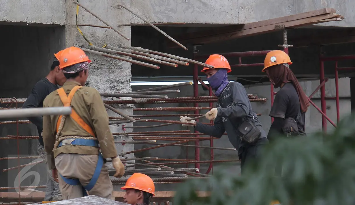 BPS mencatat adanya kenaikan upah nominal harian buruh bangunan nasional pada Desember 2015  sebesar 0,7 % dibandingkan upah November 2015 yaitu dari Rp80.946 menjadi Rp81.002 perhari, Jakarta, Jumat (15/1/2016). (Liputan6.com/Angga Yuniar)