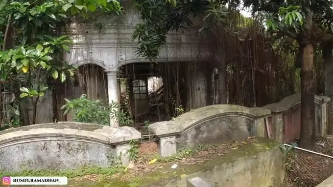 Rumah artis 80-an terbengkalai