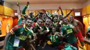 Para pemain Kamerun merayakan gelar juara Piala Afrika 2017 di Libreville, Gabon, Minggu (5/2/2017). Kamerun menang 2-1 atas Mesir pada laga final. (EPA/Gavin Barker)