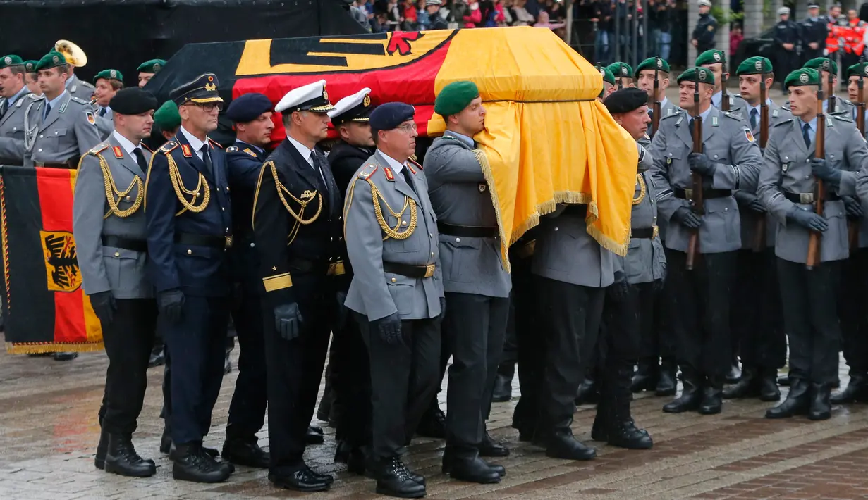 Tentara membawa peti jenazah mantan Kanselir Jerman Helmut Kohl saat upacara resmi katedral Speyer, Jerman (1/7). Kohl dikenal sebagai sosok yang menyatukan Jerman Timur dan Barat setelah runtuhnya Tembok Berlin. (AP Photo / Michael Probst )