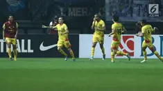 Pemain tengah Bhayangkara FC, Paulo Sergio M Goncalves (kedua kiri) merayakan gol ke gawang Persib dilanjutan Liga 1 Indonesia di Stadion Patriot Candrabhaga, Bekasi, Minggu (4/6). Bhayangkara FC unggul 2-0 atas Persib. (Liputan6.com/Helmi Fithriansyah)