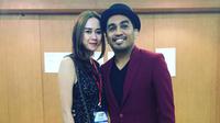Aura Kasih yang datang memberikan dukungan juga ikut menjadi sorotan saat menonton konser Glenn Fredly [foto: Instagram]