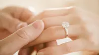 Pernah gak sih kamu bertanya, kenapa cincin pernikahan letaknya di jari manis? Kenapa gak di jempol? Ini jawabannya.