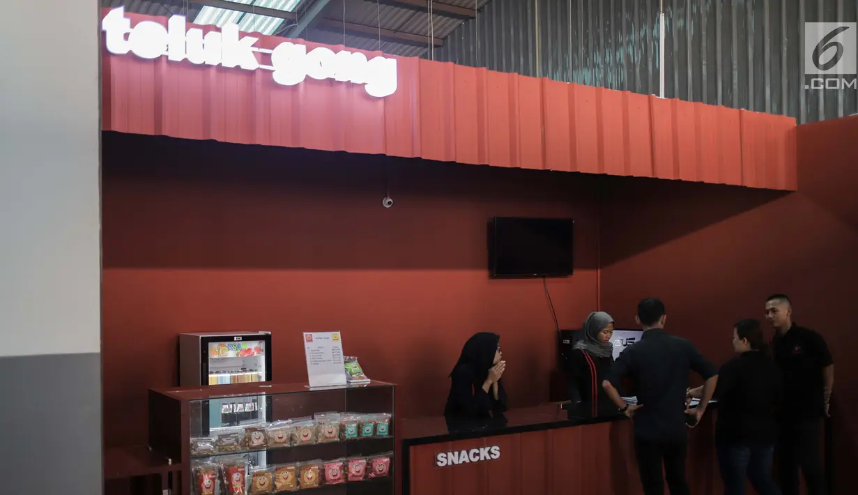Aktivitas petugas di Indiskop atau Bioskop Rakyat di dalam Pasar Jaya Teluk Gong, Penjaringan, Jakarta Utara, Rabu (3/6/2019). Teater satu untuk menampung warga dewasa dengan harga tiket 15 ribu rupiah dan teater dua untuk anak-anak dengan harga tiket 5 ribu rupiah. (Liputan6.com/Faizal Fanani)