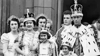 Ratu Elizabeth II (tengah) bersama keluarga kerajaan berpose di balkon Istana Buckingham pada 12 Mei 1937. Meninggalnya Ratu Elizabeth II dikonfirmasi oleh Kerajaan Inggris dalam Twitternya. "Sang Ratu meninggal dengan tenang di Balmoral sore ini," demikian pernyataan Istana Buckingham. (AFP/Central Press)