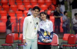 Pevoli Indonesia Alfin Daniel Pratama (kiri) berfoto bersama dengan kekasihnya yang juga penerjemah Timnas voli putra Thailand, McEntee Catherine, di di Stadion Indoor Hua Mak, Jumat (19/12/2025). Pasangan pevoli Indonesia, Alfin Daniel Pratama dan penerjemah timnas voli putra Thailand, McEntee Catherine kedapatan saling memberikan dukungan usai laga sengit final voli putra SEA Games 2025 di Stadion Indoor Hua Mak, Jumat (19/12/2025). (Bola.com/Bagaskara Lazuardi)
