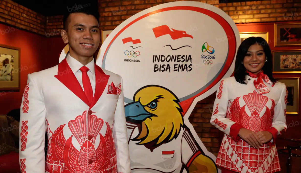 Model memakai seragam yang akan digunakan kontingen Indonesia untuk defile pada Olimpiade 2016 Rio de Janerio di Jakarta, Jumat (15/7/2016). (Bola.com/Vitalis Yogi Trisna)