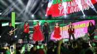 Bintang-bintang Dangdut Academy 7 berkolaborasi dengan Jamrud  di Konser Raya 31 Tahun Indosiar Luar Biasa hari pertama, Sabtu (10/1). (KapanLagi.com/Budy Santoso)