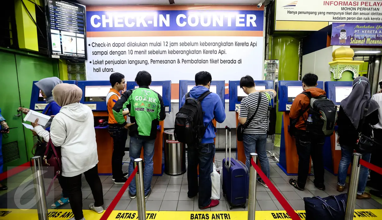 Sejumlah calon penumpang mencetak tiket kereta api di Stasiun Gambir, Jakarta, Selasa (28/6). Memasuki H-8 Idul Fitri, warga mengaku sengaja mudik Lebaran lebih awal guna memanfaatkan libur panjang sekolah. (Liputan6.com/Faizal Fanani)