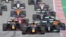 Start dari posisi terdepan, Verstappen langsung tancap gas memimpin balapan. Hamilton yang mendapat pole kedua mencoba menempel Verstappen di awal balapan. (Foto: AP/Pool/Darko Vojinovic)