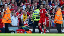 Di laga yang sama, Joe Cole juga diusir oleh wasit. Berstatus sebagai pemain anyar Liverpool, pria asal Inggris itu diganjar kartu merah terlebih dahulu oleh wasit karena melakukan pelanggaran keras kepada Koscielny pada menit ke-45. Sebelumnya, Cole didatangkan ke Anfield dari Chelsea dengan gratis. (AFP/Paul Ellis)