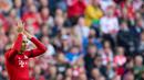 Gelandang Bayern Munchen menyapa para suporter usai menaklukan FC Koln 4-0 pada laga Bundesliga di Stadion Allianz Arena, Jerman, Sabtu (24/10/2015). (EPA/Svena Hoppe)