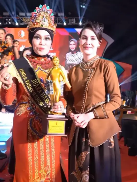 Penampilan Arumi yang nggak kalah kece dengan peserta mencuri perhatian. Arumi tampil semi maskulin mengenakan beskap berwarna cokelat dengan detail bordiran putih pada tepian jahitan-nya. [@arumibachsin_94].