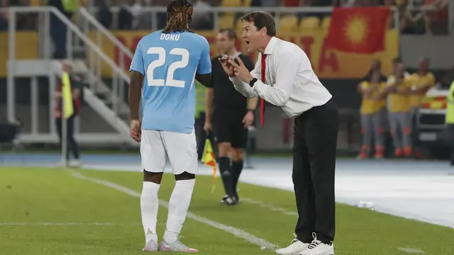 Pelatih Belgia Rudi Garcia memberi instruksi kepada Jeremy Doku