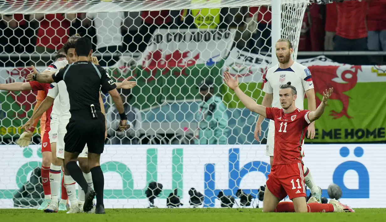 Pada menit ke-82 wasit memberikan hadiah penalti untuk Wales usai Gareth Bale dijatuhkan pemain belakang Amerika Serikat di dalam kotak penalti. (AP/Francisco Seco)