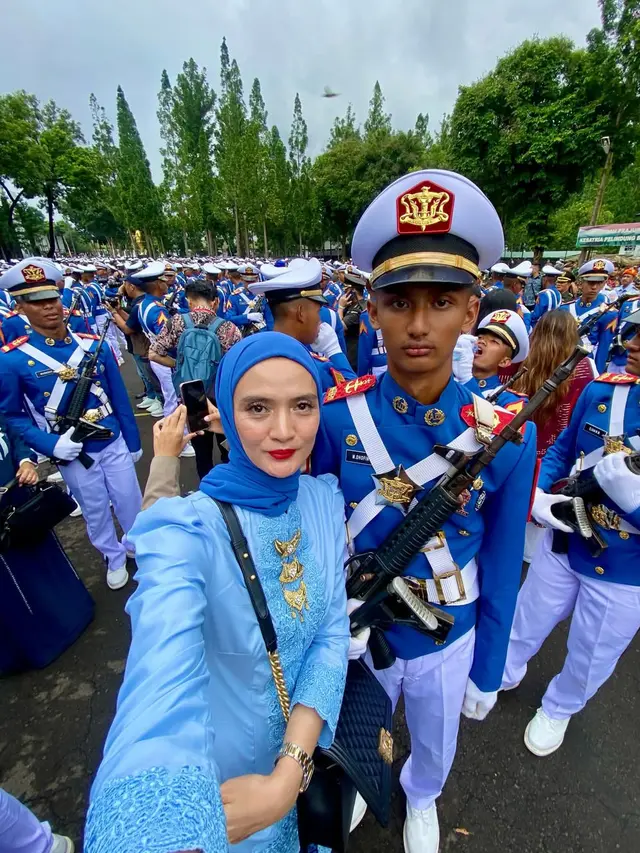 6 Potret Kebaya Brokat Ade Maya di Wisuda Dhofin, Anggun Dampingi Sang Putra