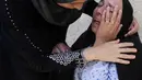 Seorang wanita Palestina menangis saat mengetahui kerabatnya tewas dalam serangan udara Israel di Gaza, (9/7/14). (REUTERS/Ibraheem Abu Mustafa)