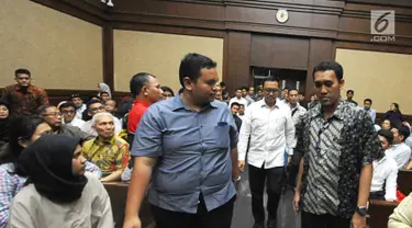 Menpora Imam Nahrawi saat tiba menjadi saksi di Pengadilan Tipikor, Jakarta, Senin (29/4/2019). Menpora menjadi saksi dalam sidang lanjutan kasus dugaan suap dana hibah KONI bersama 4 saksi dari JPU KPK dengan terdakwa Sekjen KONI Ending Fuad Hamidy. (Liputan6.com/Herman Zakharia)