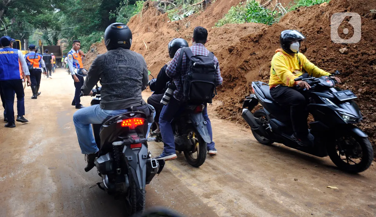 Kendaraan bermotor melintasi ruas jalan Cipanas - Cianjur yang sudah dibuka setelah terjadi longsor akibat gempa bumi di kawasan Cugenang, Cianjur, Jawa Barat, Selasa (22/11/2022). Ruas jalan Cipanas - Cianjur dibuka secara situasional karena di kawasan tersebut masih dilakukan proses evakuasi warga yang masih tertimbun longsor. (merdeka.com/Arie Basuki)