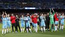 Para pemain Slavia Praha bertepuk tangan usai pertandingan melawan Barcelona pada pertandingan lanjutan Grup F Liga Champions di stadion Camp Nou, Spanyol (5/11/2019). Barcelona bermain imbang 0-0 atas Slavia Praha. (AP Photo/Joan Monfort)