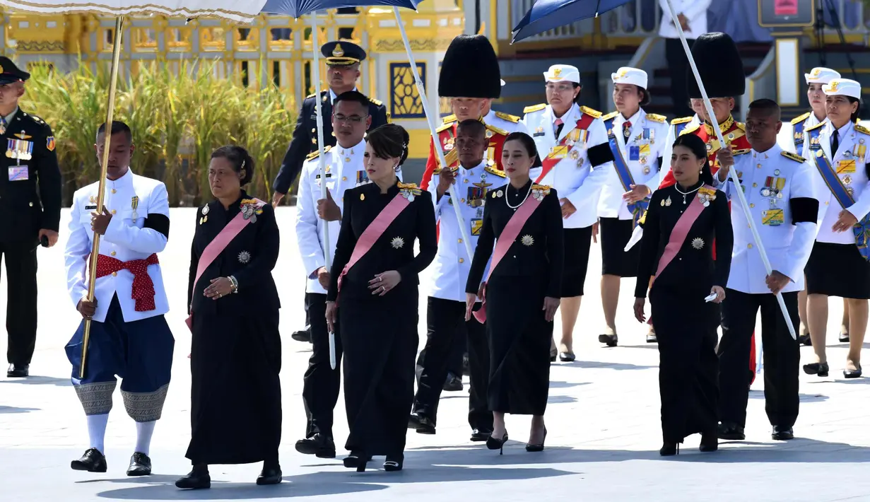 <p>Putri Thailand Maha Chakri Sirindhorn, Putri Ubolratana, Putri Bajrakitiyabha dan Putri Sirivannavari Nariratana saat mengikuti prosesi kremasi almarhum Raja Bhumibol Adulyadej di Bangkok, Thailand (27/10). (AFP Photo/Anthony Wallace)</p>