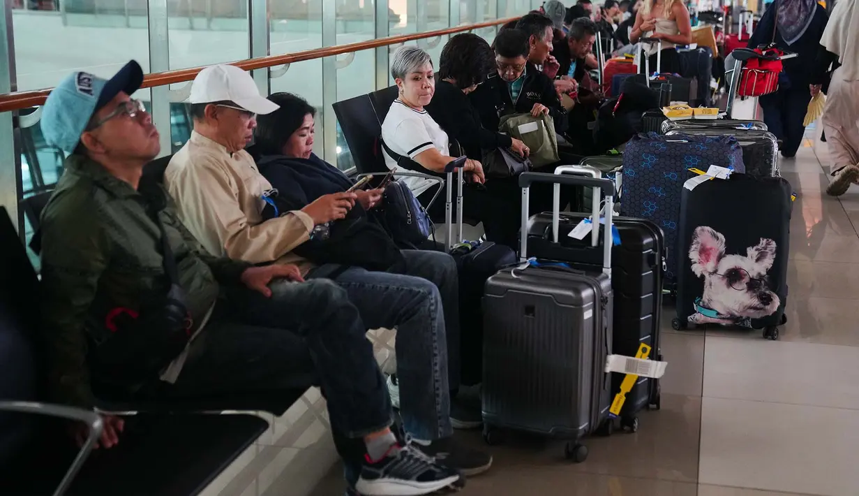 Calon penumpang   menunggu penerbangannya di Bandara Internasional Soekarno-Hatta di Tangerang, Indonesia, Minggu, 6 September 2026. (AP Photo/Tatan Syuflana)