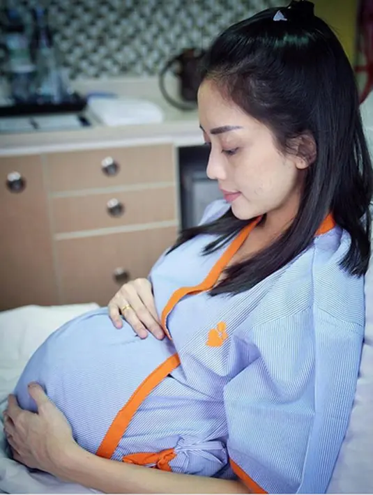 "#ourstory “ Anaknya Bapak... Kamu sudah mengajarkan arti penantian yang kadang susah diakui walau menginginkannya dengan sangat “ tulis Aldi sambil mengendong anak laki-lakinya. (Instagram/aldi4bragi)