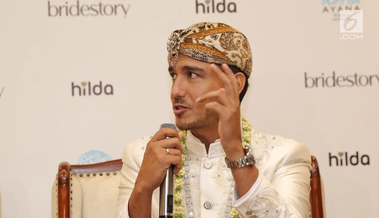 Hamish Daud Wyllie memberi keterangan usai akad nikah di Ayana MidPlaza, Jakarta, Minggu (3/9). Setelah menikah Raisa dan Hamish mengungkapkan kebahagiannya kepada wartawan dengan menggelar jumpa pers . (Liputan6.com/Herman Zakharia)
