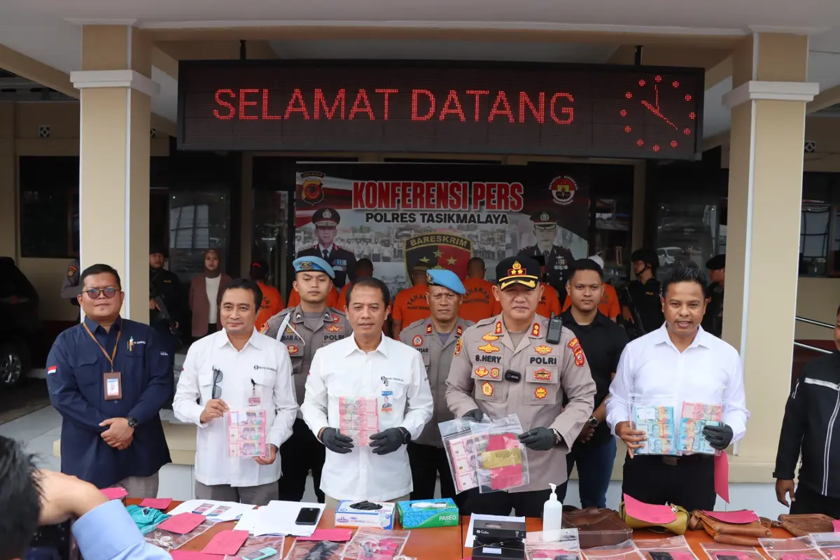 Kapolres Tasikmalaya AKBP Suhardi Hery Haryanto, bersama pimpinan kantor BI perwakilan Tasikmalaya dalam rilis kasus pengungkapan uang palsu di halaman Mapolres Tasikmalaya, Rabu (24/5/23). (Liputan6.com/Jayadi Supriadin)