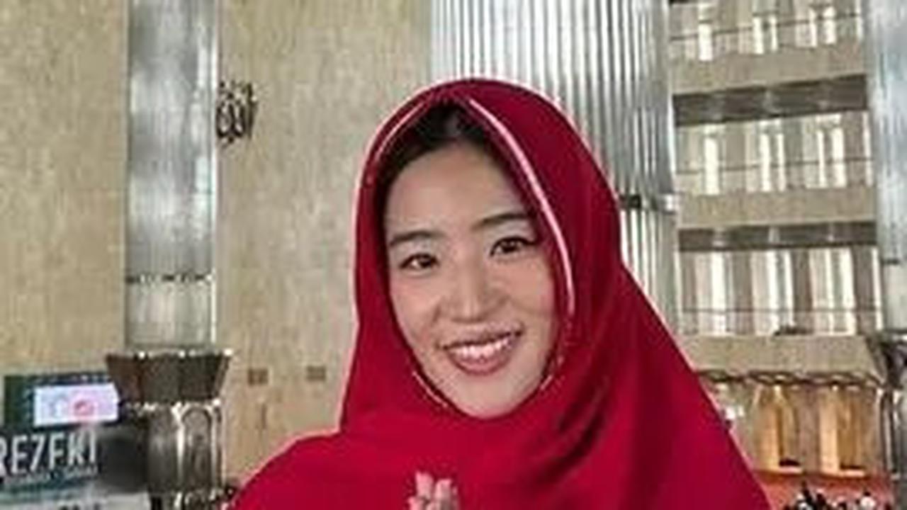 Potret Haruka Nakagawa Pakai Hijab saat ke Masjid Istiqlal