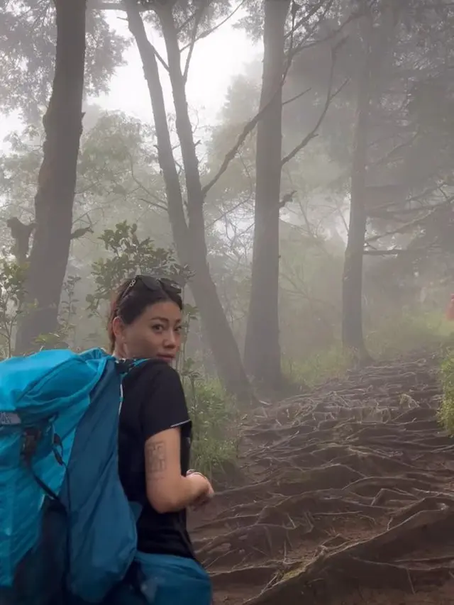 Bersama DJ Yasmine, Ini 7 Potret Seru Wendy Walters Mendaki Gunung Prau