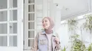 Bisa  jadi inspirasi OOTD Hangout, padukan florall dress dengan cropped jacket warna coklat muda dan hijab warna coklat susu. (Instagram/ daraarafah).