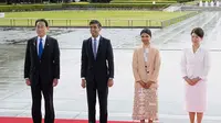 Perdana Menteri Jepang Fumio Kishida dan istrinya Yuko berpose bersama Rishi dan Akshata saat di Taman Peringatan Perdamaian Hiroshima. (Sumber: AFP)