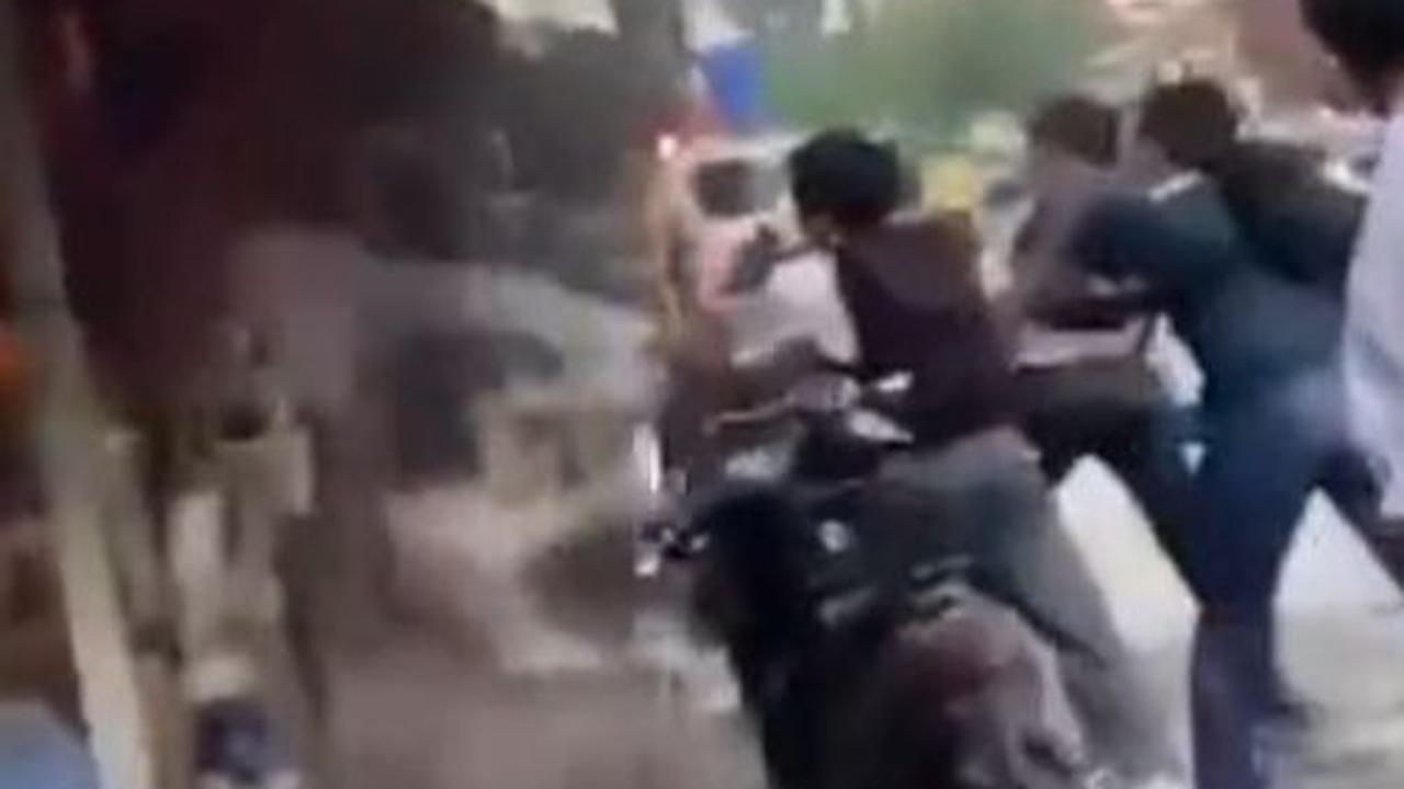 Aksi Pelajar Bantu Padamkan Api di Kios Milik Pedagang Sayuran di Karawang Ini Viral, Tuai Pujian