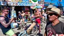 Para wisatawan makan es krim untuk mendinginkan diri dari panas ekstrem di Pantai Venice, Los Angeles, Amerika Serikat, Selasa (24/7). (AP Photo/Richard Vogel)