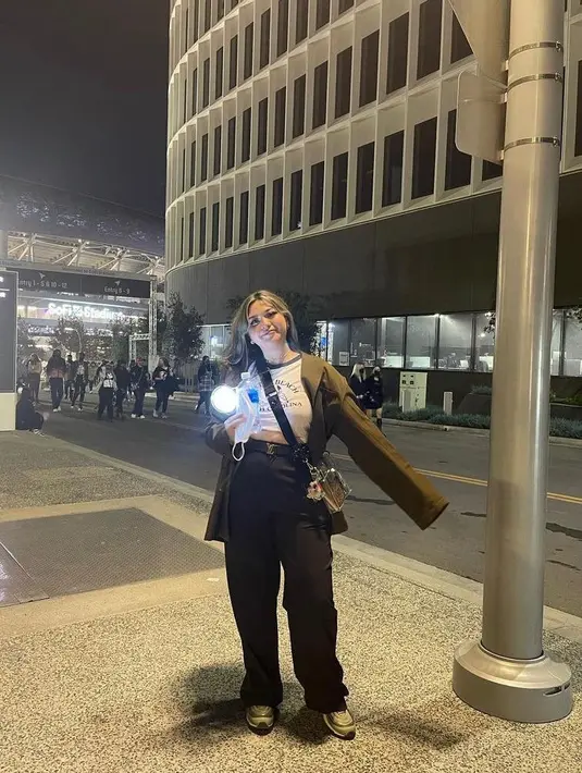 Pemilihan warna kulot juga berpengaruh terhadap penampilan kamu. Untuk tubuh berisi, kamu bisa pilih kulot warna hitam yang bisa memberikan kesan kaki lebih ramping. (Instagram/sarahayuh_).