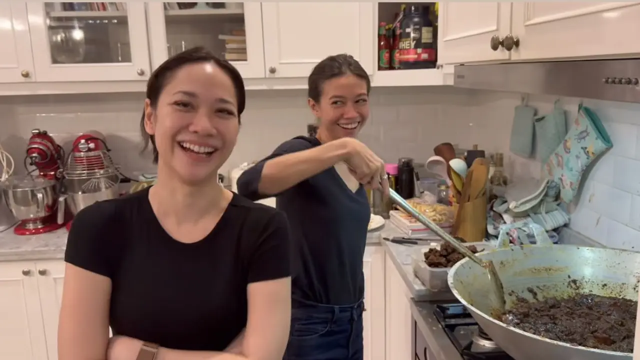 Bunga Citra Lestari dan Yuki Kato Saat Masak Rendang Jelang Lebaran kompak pakai baju hitam. [@untungadaaji]
