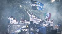 Inter Milan merayakan gelar Serie A ke-20, Minggu (28/4/2024). Para pemain diarak menggunakan bus terbuka di Kota San Siro, Italia. (Marco Ottico/LaPresse via AP)