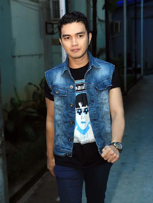 Tidak ingin larut dalam kesedihan, pria kelahiran Jayapura 34 tahun silam itu menganggap istrinya mengajukan gugatan cerai lantaran sedang ngidam. Seperti diketahui, istrinya sedang hamil tiga bulan anak kedua. (Deki Prayoga/Bintang.com)