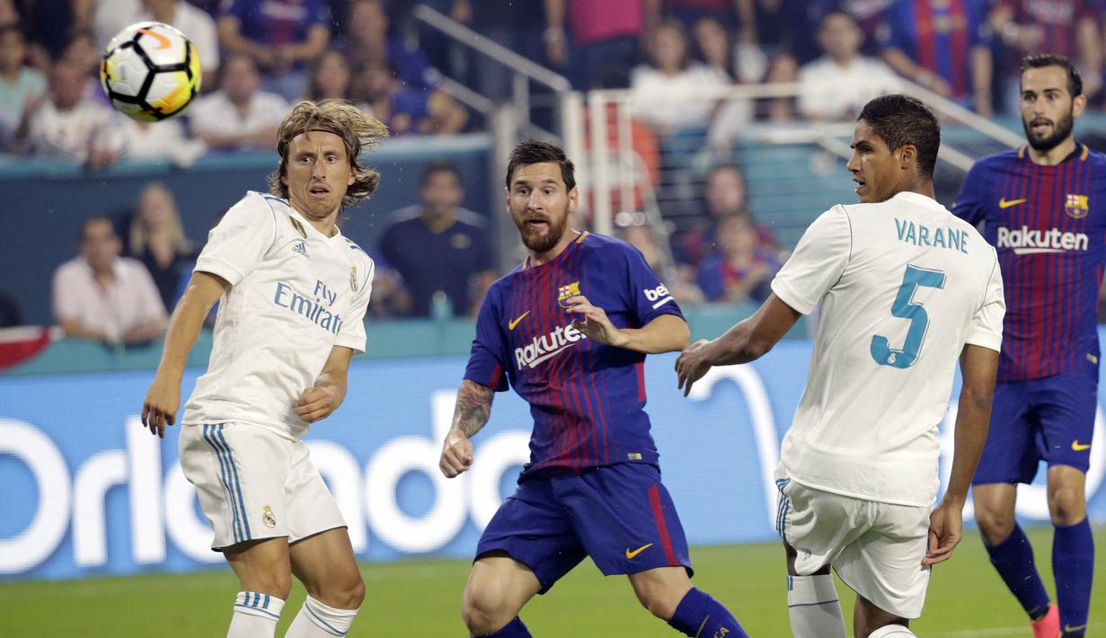 Striker Barcelona, Lionel Messi, melihat bola yang ditendangnya saat bertanding melawan Real Madrid pada laga ICC 2017 di Stadion Hard Rock, Miami, AS (29/7/2017). Barcelona menang 3-2 atas Real Madrid. ((AP/Lynne Sladky)