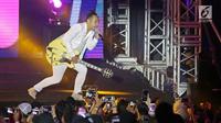 Aksi panggung mantan vokalis Jikustik, Pongki Barata dalam konser bertajuk 'Jikustik Reunian' di Grand Pasific Hall, Yogyakarta, Jumat (29/3). Jikustik bersama mantan vokalisnya tersebut sukses mengobati kerinduan ribuan pentonton lewat lagu-lagu yang bikin baper. (Fimela.com/Bambang E. Ros)