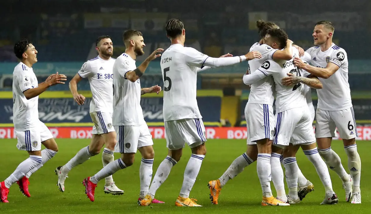 Para pemain Leeds United merayakan gol yang dicetak oleh Rodrigo ke gawang Manchester City pada laga Liga Inggris di Stadion Elland Road, Sabtu (3/10/2020). Kedua tim bermain imbang 1-1. (Cath Ivill/Pool via AP)
