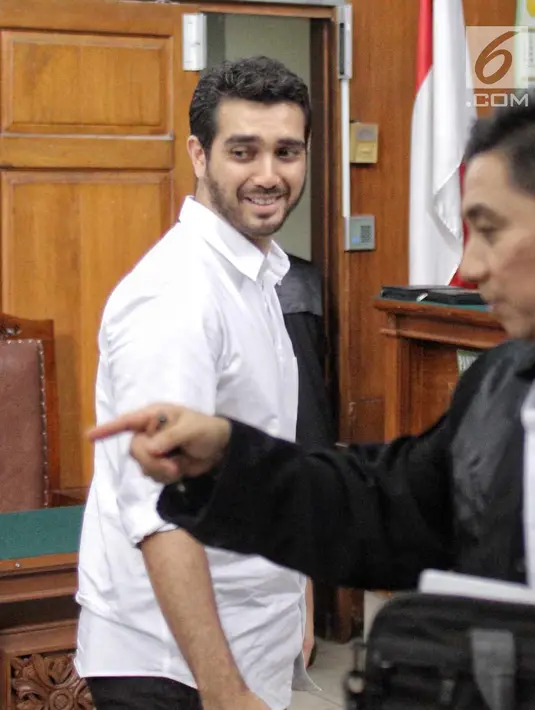 Aktor Fachri usai menjalani sidang di Pengadilan Negeri Jakarta Selatan, Selasa (5/6). Fachri Albar menjalani sidang lanjutan kasus narkoba dengan agenda mendengarkan tuntutan dari jaksa penuntut umum. (Liputan6.com/Faizal Fanani)