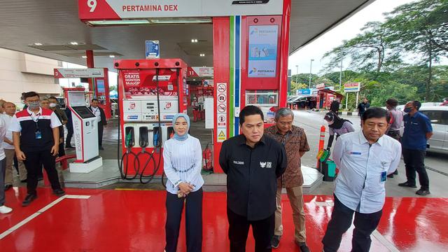Menteri BUMN Erick Thohir dan Direktur Utama Pertamina Nicke Widyawati di SPBU Pertamina di Jalan MT Haryono, Selasa (3/1/2022). Erick Thohir memastikan ada penurunan harga Pertamax ke Rp 12.800 per liter pada Selasa 3 Januari 2023.
