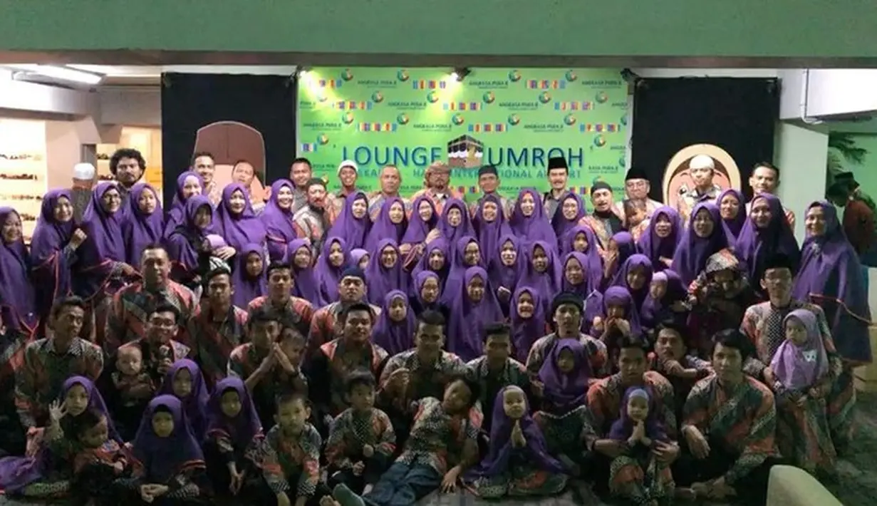 Tidak hanya bersama anak dan istrinya, ternayta Irfan Hakim membawa keluarga besarnya hingga berjumlah 91 orang. Dan kabarnya, ini merupakan salah satu mimpi dari ayah Irfan yang belum lama ini meninggal dunia. (Instagram/irfanhakim75)