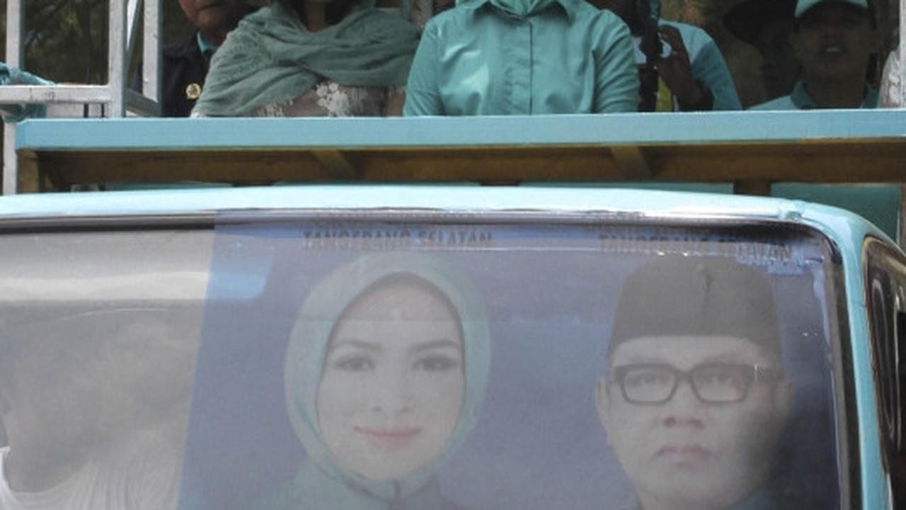 Tiga wanita cantik calon pemimpin Tangsel pawai keliling kota