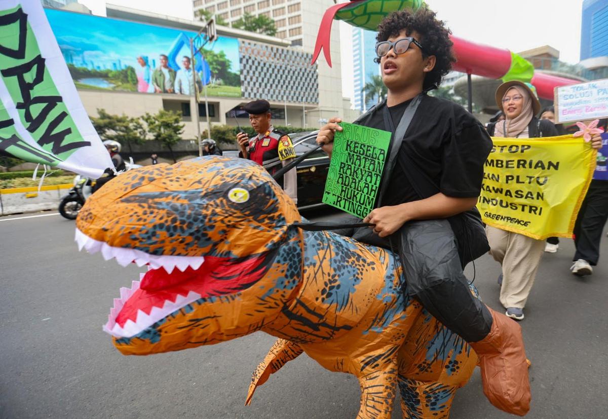 FOTO: Long March Aksi Iklim di Jakarta, Desak Prabowo Tegaskan Komitmen di PBB