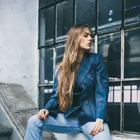 Simak tren celana denim apa saja yang akan hadir di tahun 2020 (Foto: Unsplash)